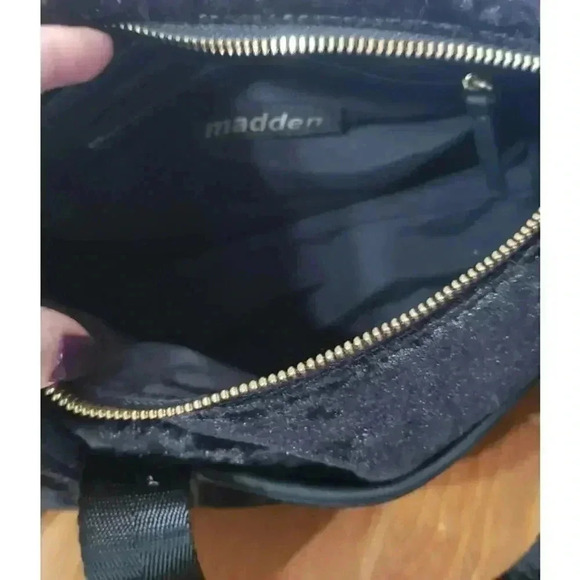 Madden NYC Steve Madden black velvet crossbody handbag medium size zip closure‎ - Picture 6 of 6